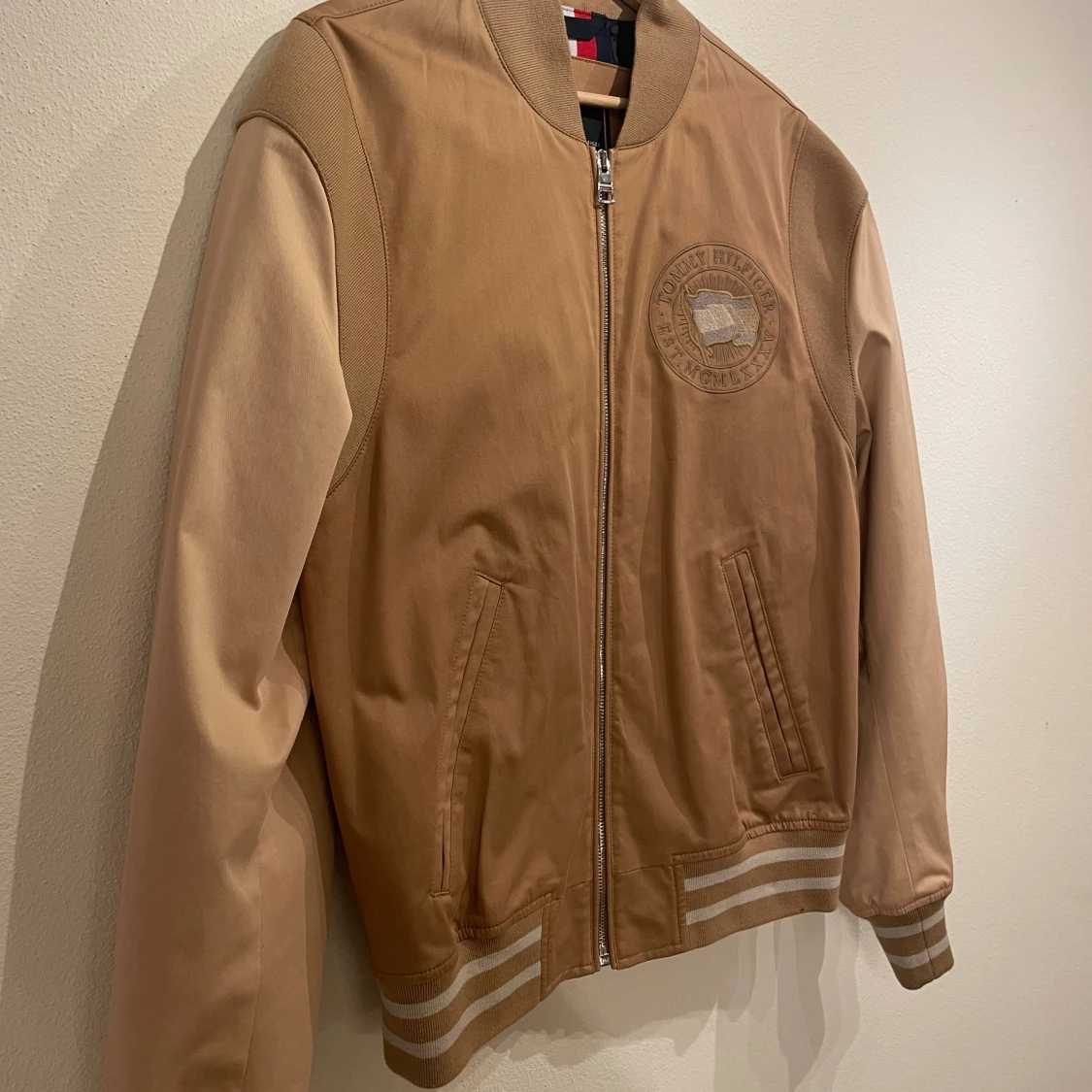 Tommy Hilfiger brun collegejacka bomberjacka - 3