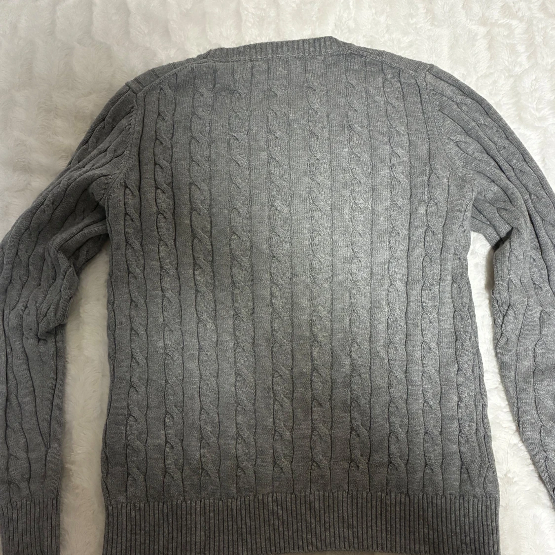 Grå kabelstickad tröja från Gant - 1
