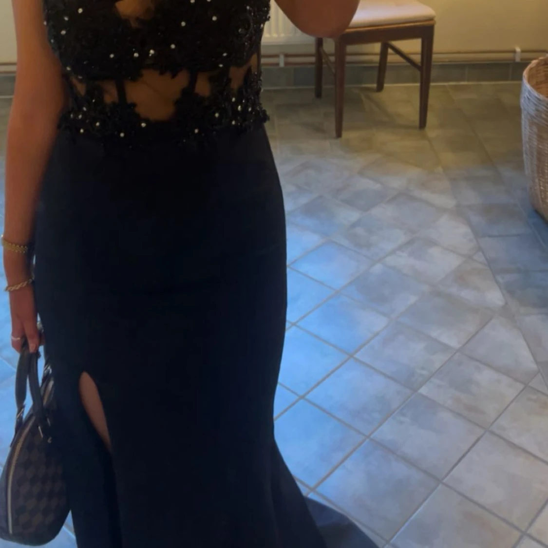 Svart långklänning med pärlbroderi - 3