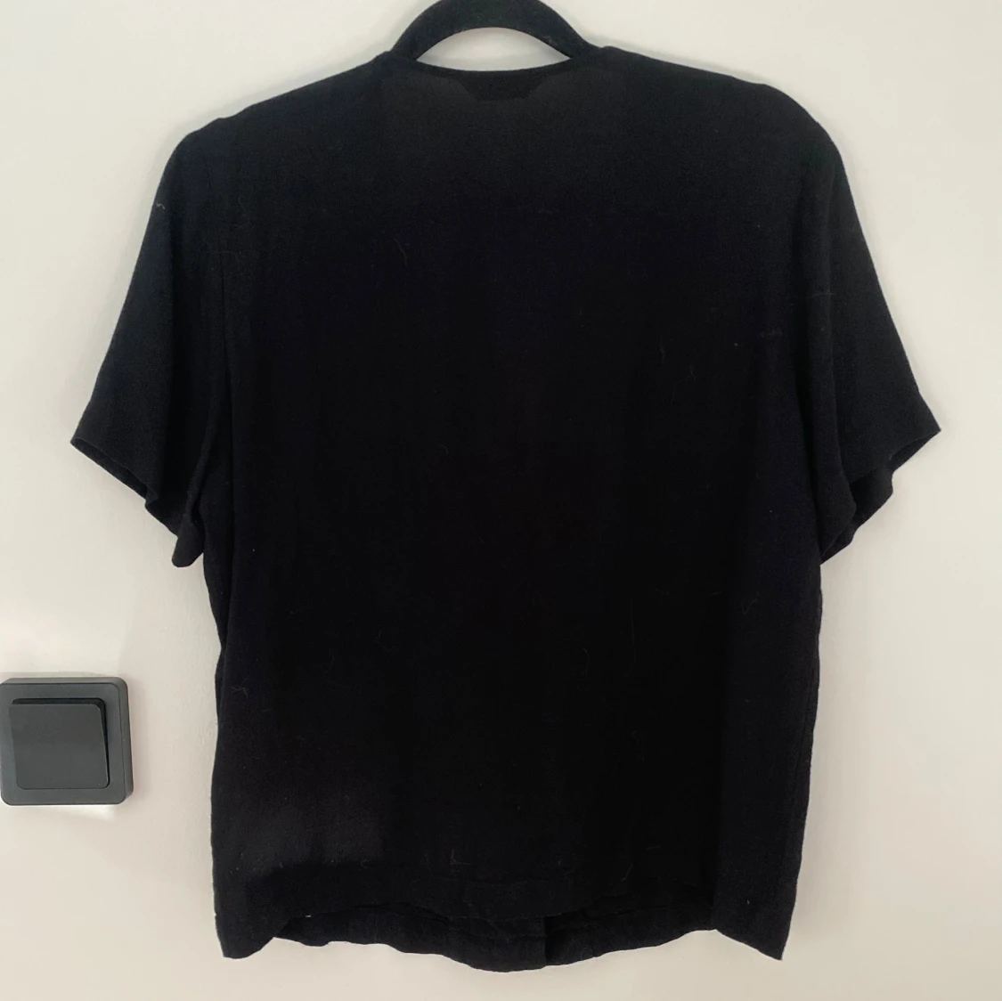 Svart blus med knappar från Envii - 1