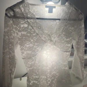 Vit spetsblus från Amisu XS - Säljer denna Toppen från new Yorker som är använd endast 2 gånger. Kp för bilder! 