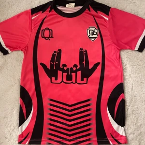 Rosa Jul tröja  - Snygg rosa Jul tröja med svarta och vita detaljer som är i storlek XS, säljer pågrund av att den ej kommer till användning längre. Den är som ny och har använts få gånger