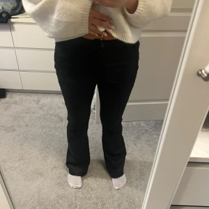 Svarta skinnbycor  - Säljer dessa jättefina svarta bootcut jeans från Vero Moda i storlek L. Säljer pågrund av att dom aldrig kommer till användning. Använd 2 gånger så dom är i jättebra skick. Köpt för 699kr. Prisk kan diskuteras❤️