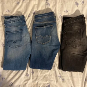 3 Replay jeans i olika tvättar - Tre par Replay jeans säljes, två i klassisk blå och en i mörkare tvätt. Säljer därför att jag bytt stil. Säljer all tre i samma annons. Den ljus är modellen anbass och de andra är Rocco. Jensen kostar 1600kr nypris styck