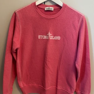Stone Island sweatshirt - Sweatshirt från Stone Island med broderad logga på bröstet. Tröjan har rund hals, långa ärmar och ribbade muddar. 100% bomull. Storlek 12/156. Aldrig använd. 