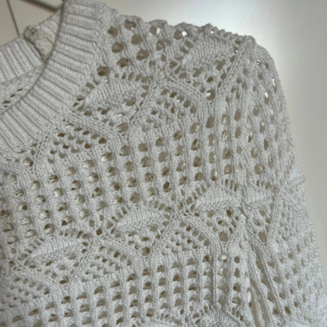 Vit stickad croppad tröja  - 1