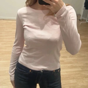 Ljusrosa långärmad tröja Polo Ralph Lauren - En jättesöt ljusrosa långärmad tröja från Polo Ralph Lauren med broderad logga på bröstet. Tröjan är jätte mjuk och skönt material.  Storlek 150, skulle säga att den är som en xs. Endast använd 2 gånger🩷