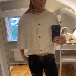 Höstig kofta  - Säljer en vit/beige kofta med rund hals och stora knappar framtill. Tröjan har en loose passform och är stickad i mjukt material. Skriv för fler bilder! Tröjan är använd en gång tidigare 