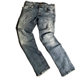 Jeans med slitningar - Snygga jeans från Jack & Jones med sköna slitningar. Hör av er vid frågor