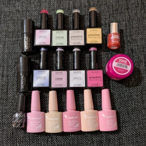 Cat eye, gellack, gel polish, builder gel, kräver uv-ledlampa - Ett helt gäng gellack med stort värde! Nya och oanvända gellack och builder gel. Builder gel 15 gram är endast öppnad, men oanvänd (se bild). Jättefina färger från Semilac, Gel Polish Factory, Venalisa, Le mini macaron, Silcare. Hör gärna av er om ni undrar över något. 