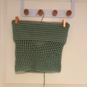 Virkad topp - Jättefin handgjord virkad topp med knytning i ryggen. Storlek XS-S skulle jag säga. Aldrig använt!!! Jättefint skick