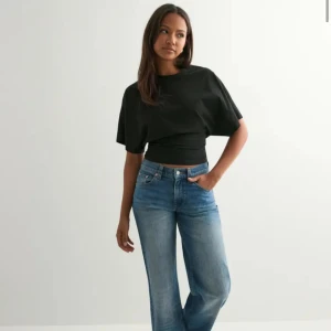 Svart croppad t-shirt med loose fit - Använt 2 gånger.