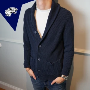 STICKAD CARDIGAN - Fet stickad cardigan | Skick: 8.5/10 | Strl: S | Modellen är 182 cm | Hör av dig vid intresse eller om du undrar någonting! 