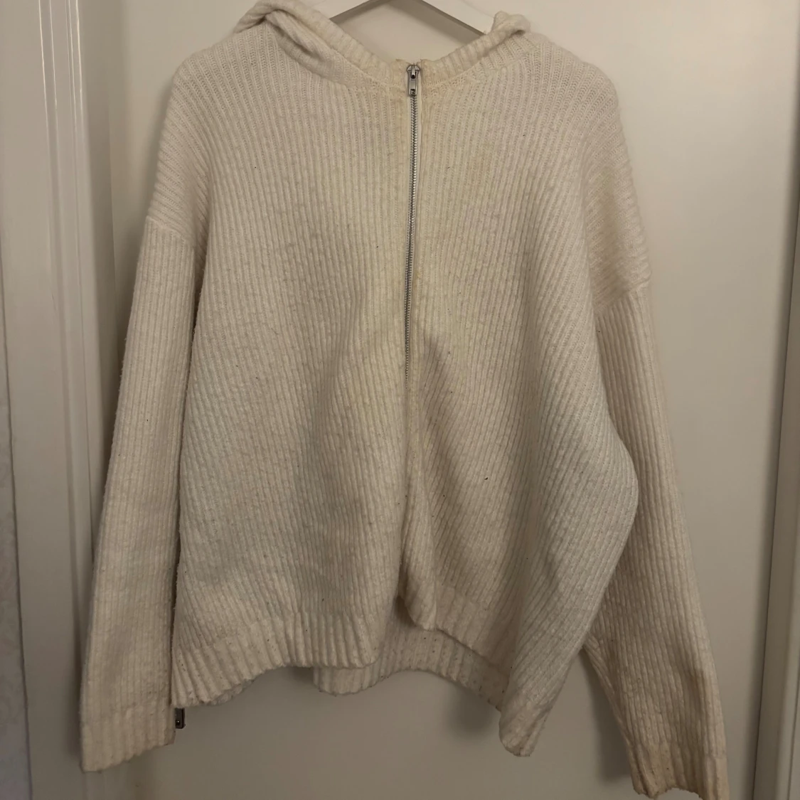 Vit stickad hoodie med dragkedja