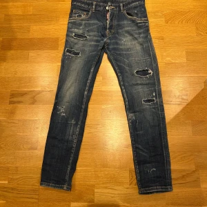 Dsquerd2 - Säljer dessa tvär feta dsquerd2 med riktigt sköna slitningar och hur feta som helst sitter bra st 14 y vilket passar runt 170 köpta för 5299 säljs för 699 endast 