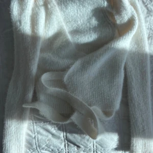 Vit omlottkofta från SHEIN XS - Supermjuk och fluffig vit omlottkofta från SHEIN i storlek XS. Koftan har långa ärmar och knytband i midjan för en snygg passform. Perfekt för lager-på-lager och ger en mysig vibe till din outfit.