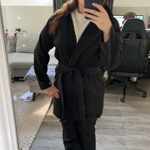 Svart kappa - Fleece material