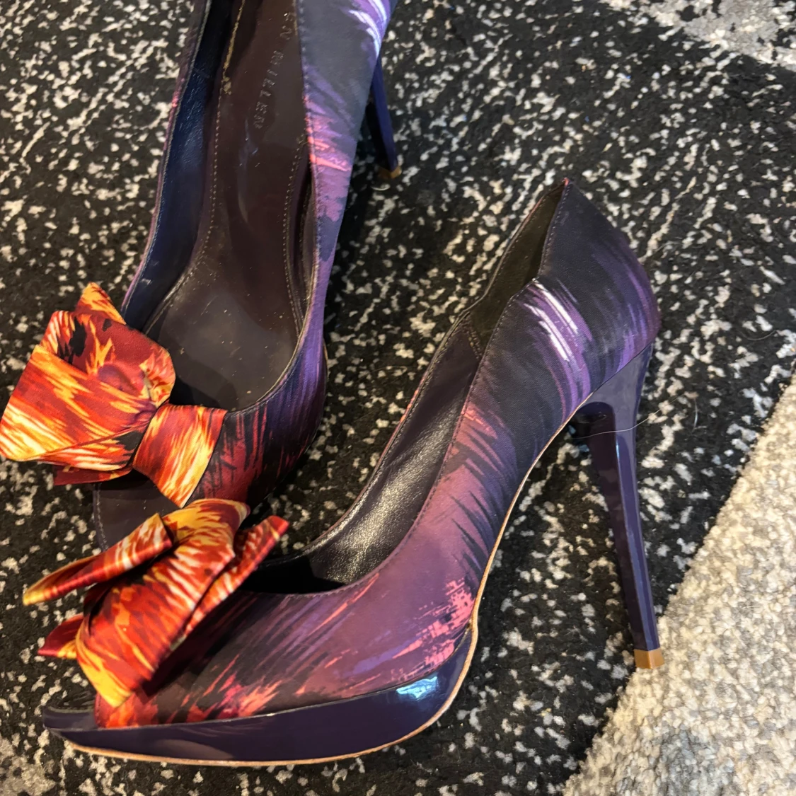 Lila pumps med rosett från Karen Millen - 1