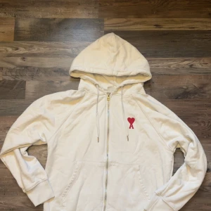 AMI Paris Ami De Coeur Zip Hoodie - Säljer en Ami Paris tröja, Storlek: L, Vid funderingar skicka privat!