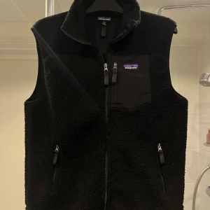 Patagonia fleece väst - Tvär fet fleece väst från Patagonia!! 10/10 skick och storlek XL, men upplever starkt att den sitter som L. Jag är 183 och väger cirka 69kg och sitter schysst med hoodie eller sweatshirt under.🙌🏻                         Kan absolut lösa fler bilder vid önskning.