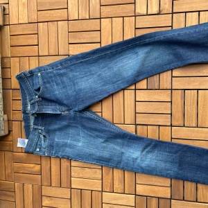 Levi's 510 - Säljer ett par Levi's 510 i mörkblå tvätt med snygga slitningar. De är i toppskick och passformen på jeansen är slimfit. Storlek 30/32. Bara att skriva vid funderingar.