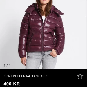 Kort vinröd pufferjacka från lager 157 - Säljer min trendiga vinröda jacka från lager 157, den är endast använd max 3 gånger. Den är helt slutsåld och sitter verkligen jätte skönt!