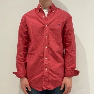 Röd skjorta från Ralph Lauren - Röd Ralph lauren skjorta || Storlek S (Classic Fit) || Skjortan är i bra skick || modellen på bilden är 170cm och väger 62kg || Tveka inte på att höra av dig vid frågor eller funderingar 