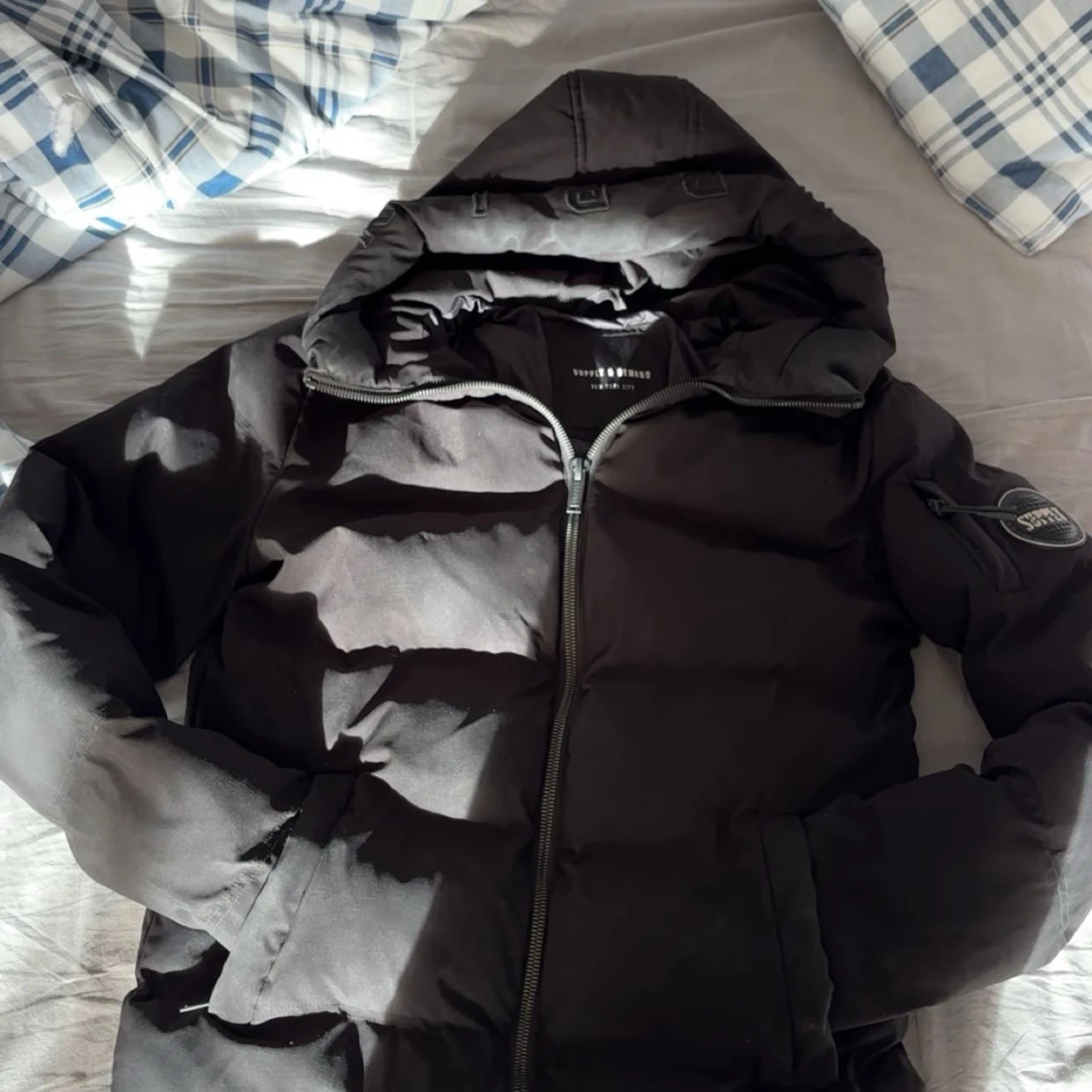 Svart pufferjacka Supply & Demand S