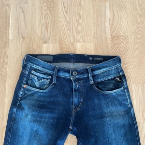 Blå Replay Anbass jeans W30 L32 - Jag säljer dom här riktigt feta Replay Anbass jeansen som är i storlek W30 L32. De är använda men fortfarande i fint skick utan skador. Tveka inte att höra av er!                                                                Mått: Längd 101cm. Midja 40cm