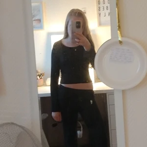 Svart croppad långärmad topp  - Svart långärmad topp ifrån Cubus i storleken 134/140