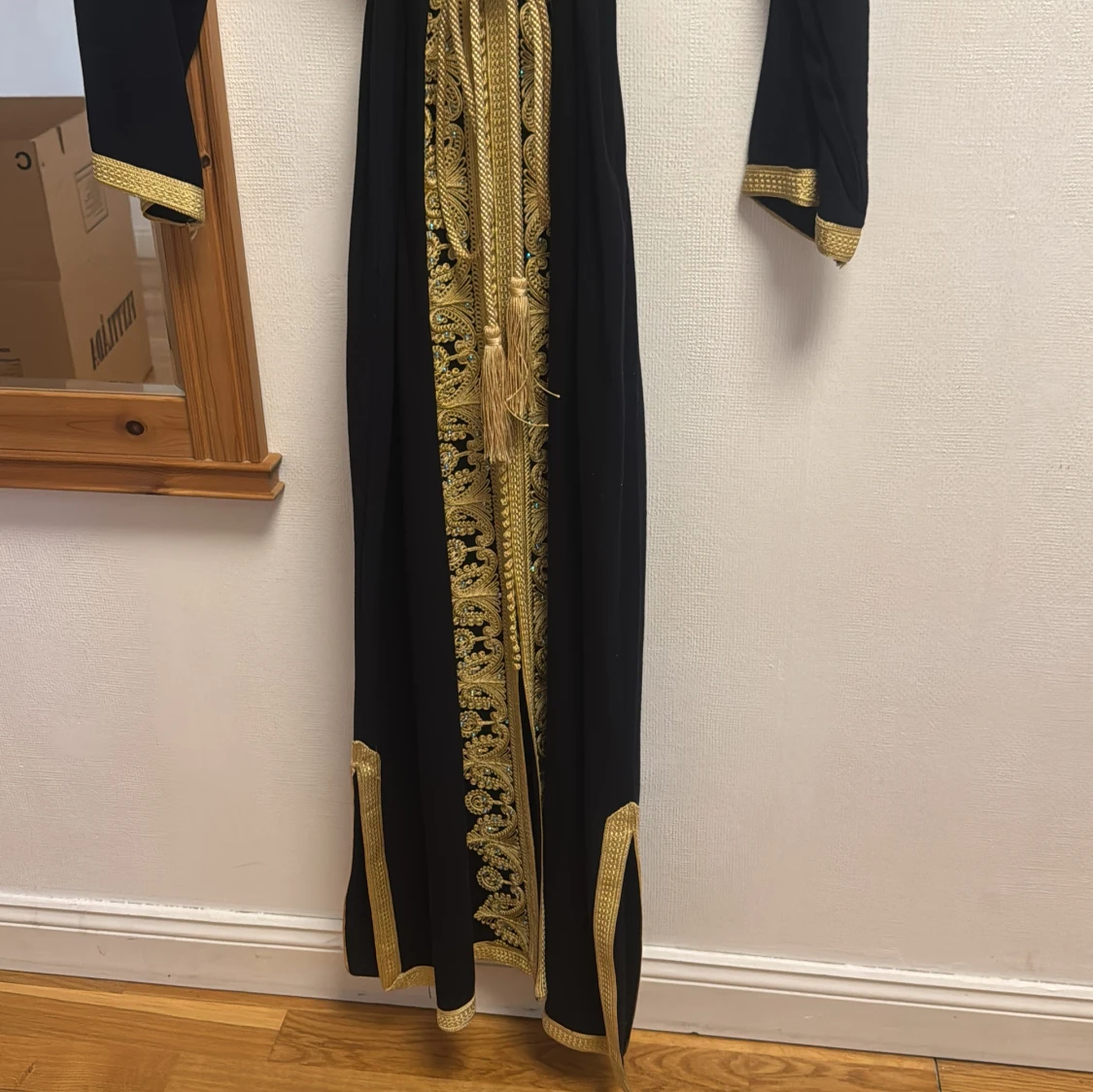 Svart långklänning med guld brodyr - 1