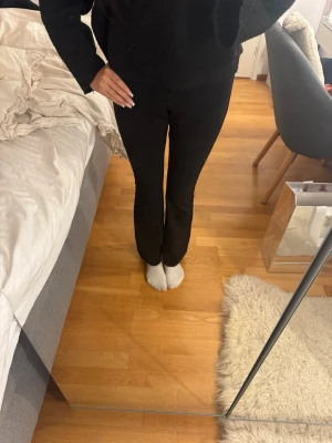 Svarta bootcut kostymbyxor från Vero Moda - Säljer ett par svarta bootcut kostymbyxor i storlek S/32 från Vero Moda. Medelhög midja. Passar perfekt i längden för mig som är 165cm