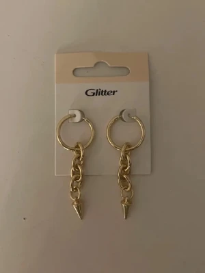 Örhängen  - Superfina örhängen från Glitter som är använda typ två gånger bilden är från förpackningen.  Om ni skulle ha några frågor är det bara att höra av er.