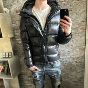 Ralph lauren jacka - Mycket fint skick, inga defekter. Storlek M  passar dig som är mellan 178-188 ungefär. Nypris ca 7500kr. Modellen är 185 cm, 79 kg. Självklart äkta - Kolla bara recensionerna pch qr kofen! Passar bra nu till vintern. Skriv för mer information!🤝