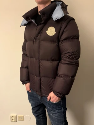 Moncler vinterjacka - Säljer nu denna riktigt feta Moncler jackan som är 100% äkta!!!, nypris runt 18 000kr.  Vårt pris ligger på 5999kr, vilket är väldigt bra pris för just denna jackan. Är i storlek 4 vilket motsvarar storlek Large. Skriv för fler frågor eller funderingar.