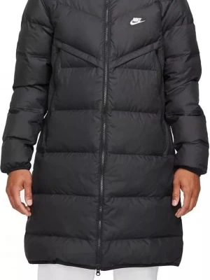  Nike Jack lång  - Säljer en svart lång pufferjacka från Nike med klassisk logga på bröstet. Jackan har dragkedja framtill, quiltad design och långa ärmar. Perfekt för kalla dagar när du vill hålla dig varm och samtidigt se chill ut. Knappt använd jätte bra skick som ny storlek S