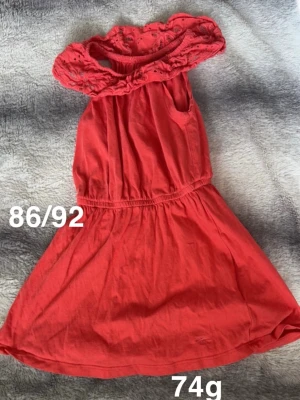 Korall färgad klänning med spetsdetalj - Säljer en söt korallfärgad klänning med spetsdetaljer upptill. Klänningen har en elastisk midja och är perfekt för varma dagar. Passar dig som gillar färgstarka och bekväma plagg med fina detaljer.🌸 Fint använt skick. Storlek 86/92