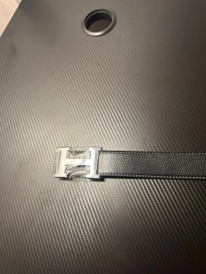 H&M bälte - 110cm, helt ny, skickas med skydd som syns på näst sista bilden