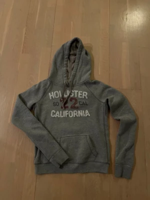 Hollister hoodie - Säljer en sjukt sällsynt hollister hoodie. Storleken i hoodien är M men den passar mer som XS. Vid frågor eller intresse är det bara att skriva!