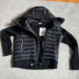 Svart cardigan Moncler  - säljer en fin Moncler cardigan, som jag köpte av en grabb på plick,  NFT funkar och man kan skanna QR koden, säljer för den är för liten. Storlek M men passar S, kan gå ner i pris vid snabb affär