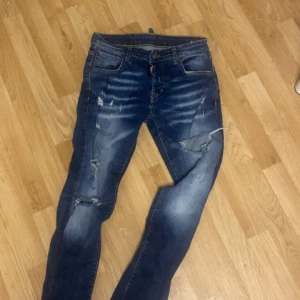 Dsquared2 Jeans - Väldigt sköna inte så jätte använda obs hålet vid knäskålen är lite större än det ska vara egentligen men de ska inte vara något stort problem har aldrig dubbel kollat men min vän som jag köpte de av säger att byxorna är äkta 