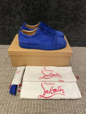 Christian Louboutin skor  - Hej, säljer nu dessa svin snygga loubs skor. Skorna är i fint skick! Begränsat antal boxar och dustbag. Hör av dig vid frågor. 