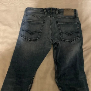 Replay jeans  - Säljer dessa superschyssta repaly anbass jeansen då jag tyvärr växt ut som. Skicket är väldigt bra och dom har används med försiktighet. Strl - W32, L32 slim fit. Vid snabb affär är priset diskuterbart och vid frågor är de bara att höra av sig! 💯