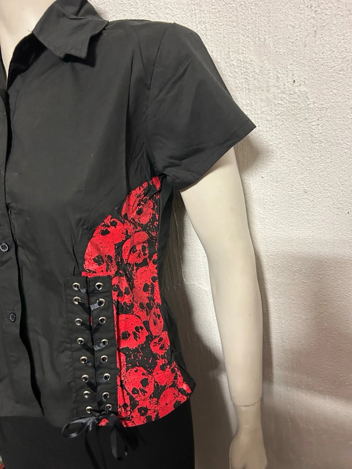 Lite kortare skjorta fr Poizen i storlek M/L. - 1