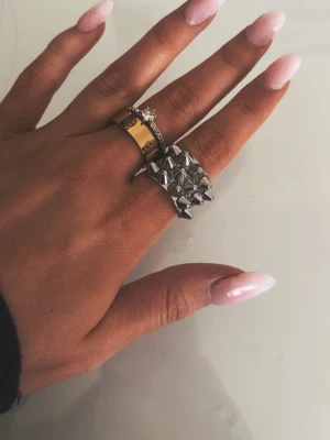 Edblad  - Silvrig Edblad ring som är lite förstor för mig och därför säljer. Inga defekter men har används fåtal gånger💕💕