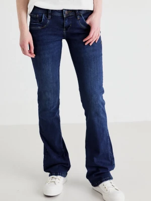 Mörkblåa low waist jeans från lbt - Säljer mina jätte snygga lbt jeans som tyvärr inte funkar för mig längre, har haft dem i ungefär 3 månader och dem är i jättebra skick och dem är strl 26/32 vilket ja tror motsvarar s för jag är det, (Kommer självklart tvättande) Säljer bara via (INSTABOX) för frågor skriv privat😊🌸