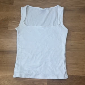 Vit topp linne  - jag säljer ett vitt linne med tjockare band från gina tricot i storlek xs. mycket bra skick! perfekt till våren och sommaren. kontakta vid frågor