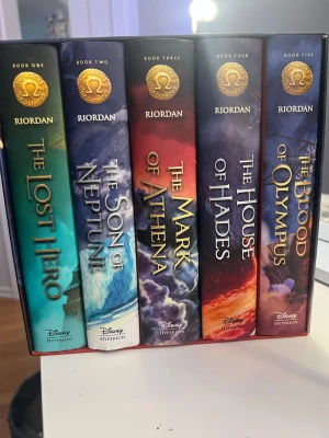 The Heroes of Olympus (Complete Series Box Set) - Säljer Heroes of Olympus Book set! Boxen innehåller alla fem böcker: The Lost Hero, The Son of Neptune, The Mark of Athena, The House of Hades och The Blood of Olympus. Köptes för lite över 1375kr💓 Om du är intresserad av att köpa så får du gärna köpa via PostNord!