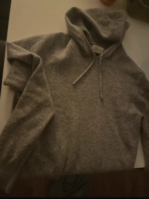 Sayless Kachmir hoodie  - nästan ny Gråa Kachmir hoodie från sayless i storlek XS , orginal pris 899kr.                             INGA DEFEKTER, Pris går att diskuteras.