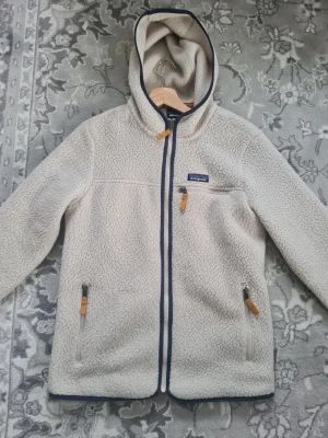 Patagonia fleece - En snygg beige teddyjacka från Patagonia i storlek M. Den är I toppen skick, hör av dig vid frågor☺️